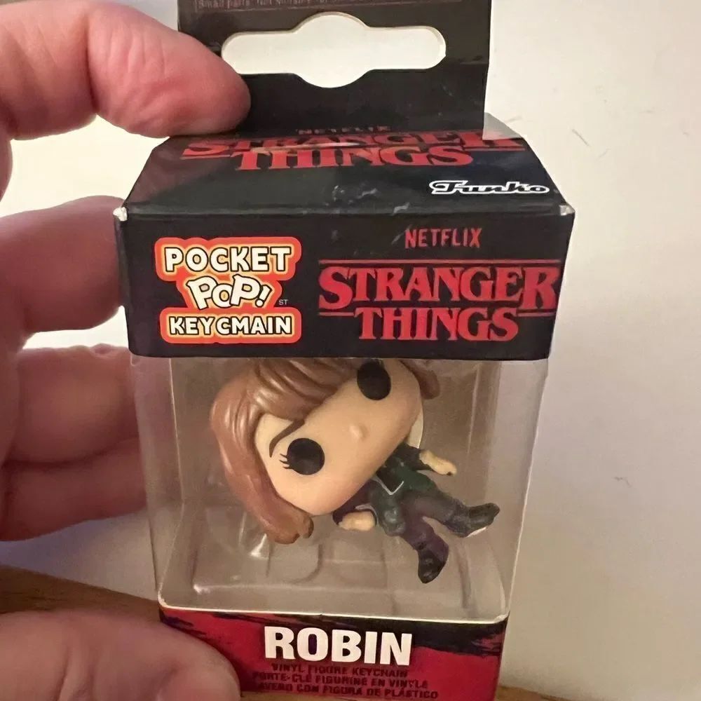 Funko Pop Keychain Stranger Things ROBIN - Picture 2 of 7